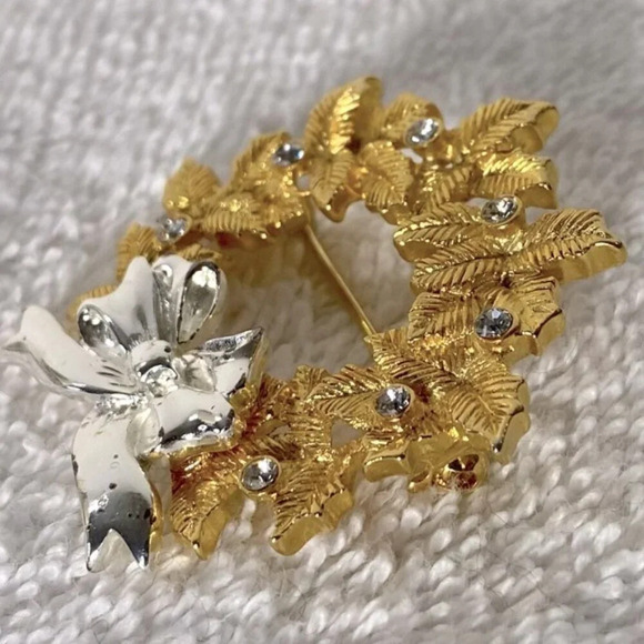 Vintage Gold Silver Tone Wreath With Jewels Pin Brooch - Picture 3 of 8